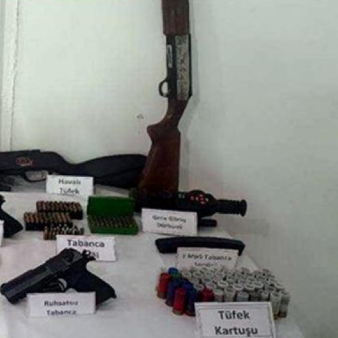 Çiftlikte silah, sahte içki, uyuşturucu ele geçirildi