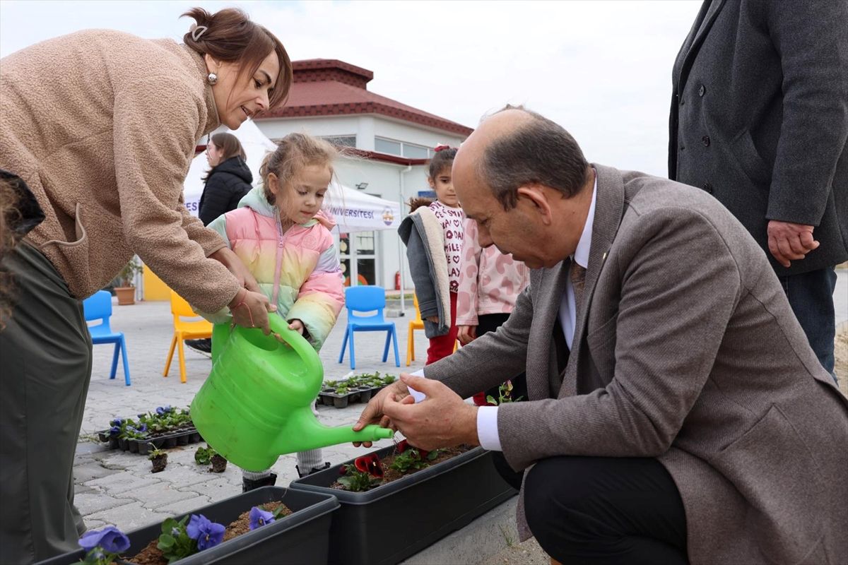 Trakya Üniversitesinin minik öğrencileri doğa etkinliğinde çiçek dikti
