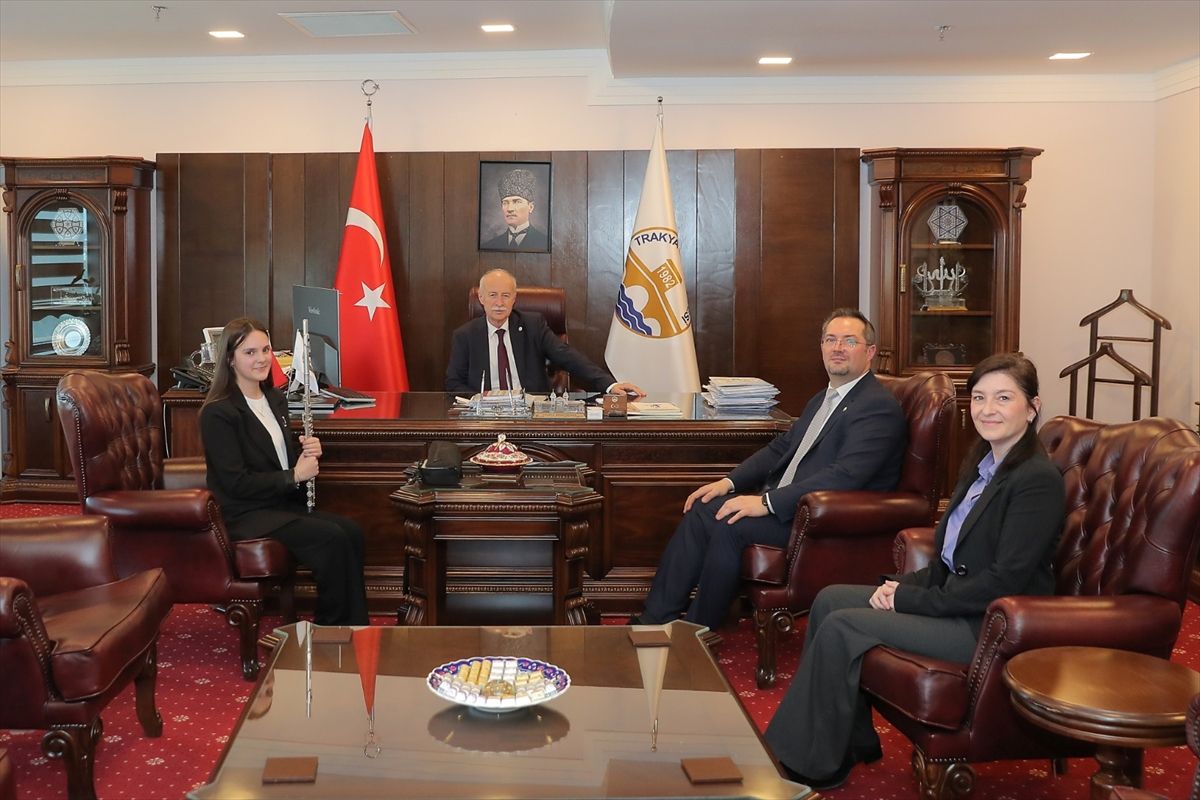 Fransa'daki yarışmada birinci olan öğrenciden Rektör Hatipler'e ziyaret