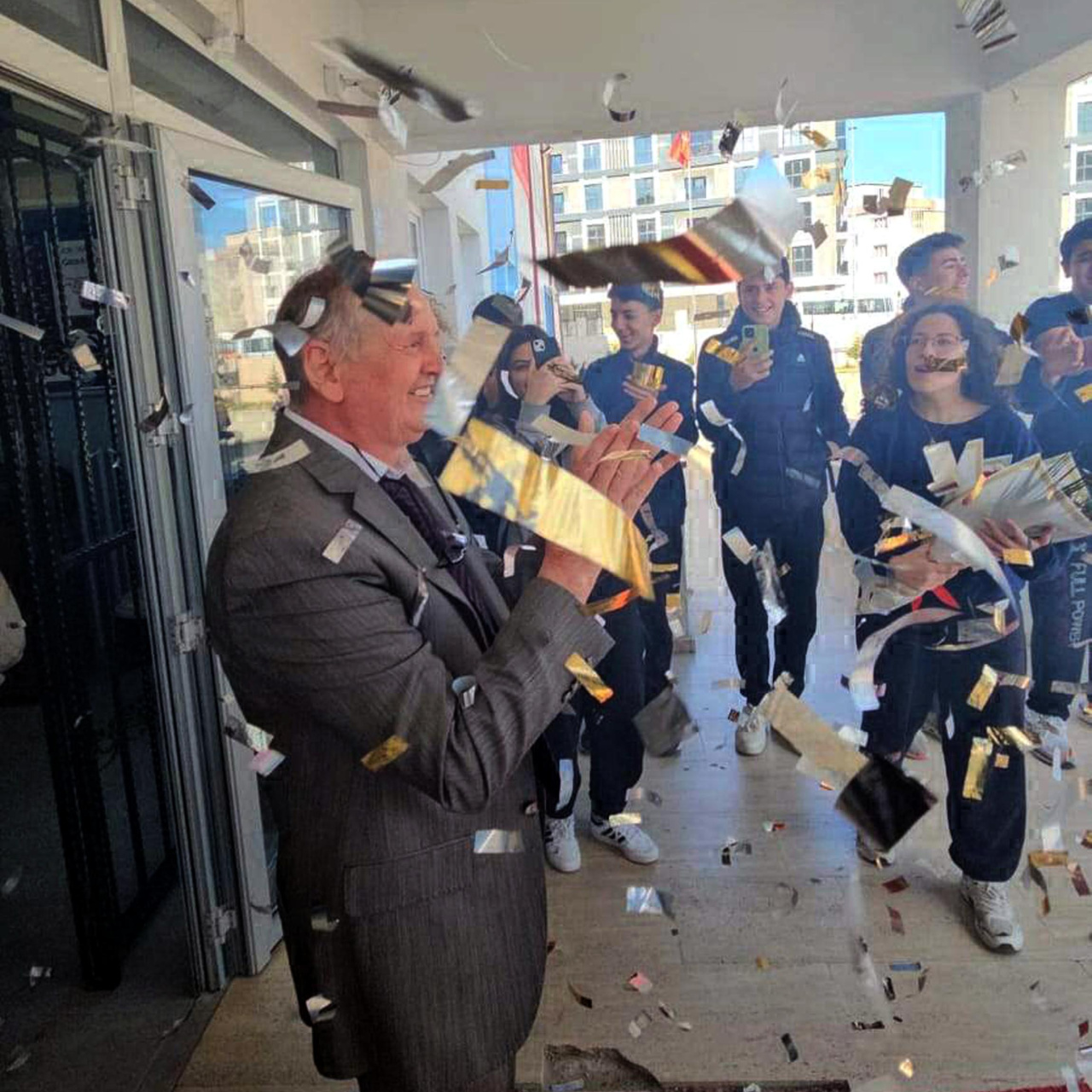 40 yıllık öğretmene öğrencileri alkışlarla veda etti