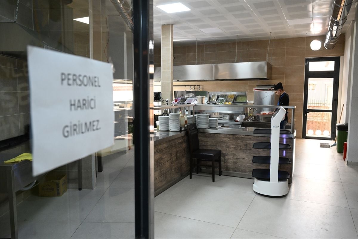 Trakya Üniversitesi Meriç Sosyal Tesislerinde robot garson hizmete başladı