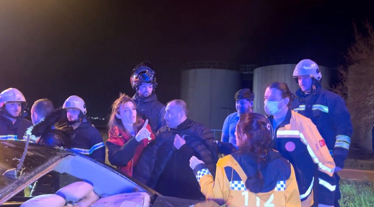 Alkollü otomobil sürücüsü önce ağaca, ardından tabelaya çarparak karşı şeride geçti