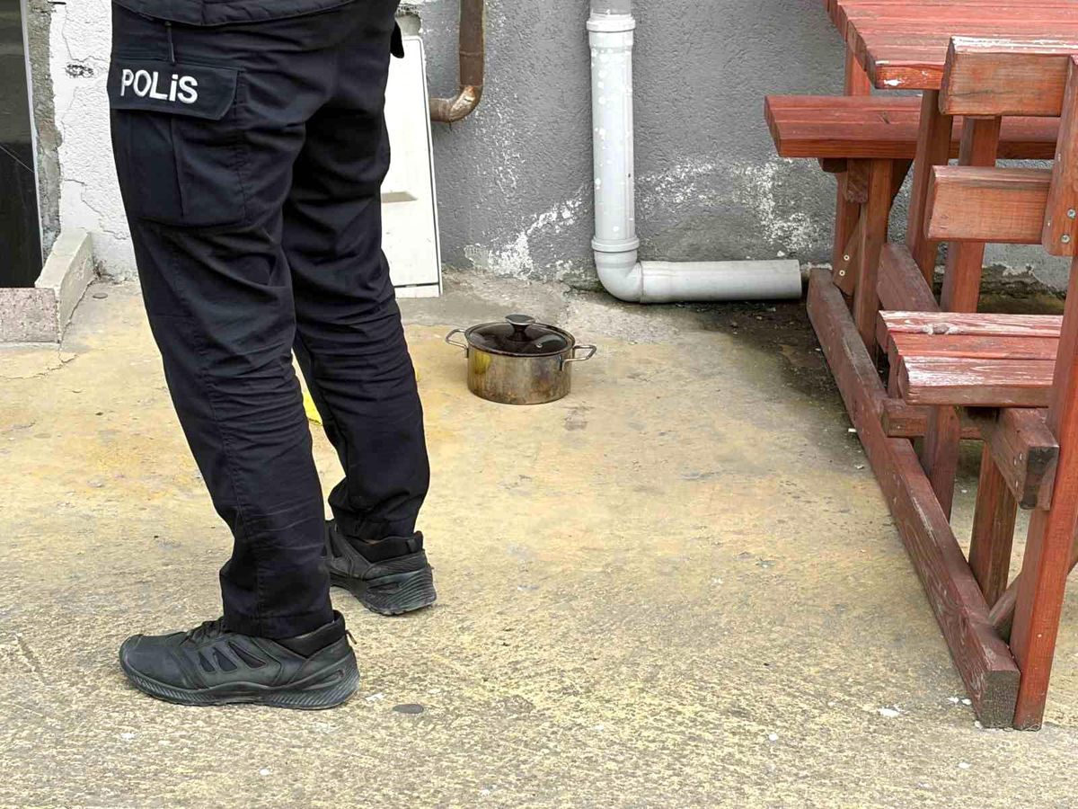 Ocakta unutlan yemek yangına sebep oldu