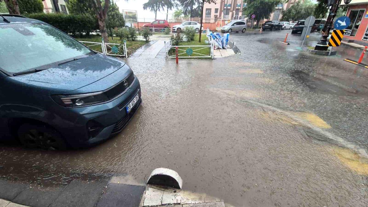 Tekirdağ'da 10 dakikalık sağanak yolları dereye çevirdi