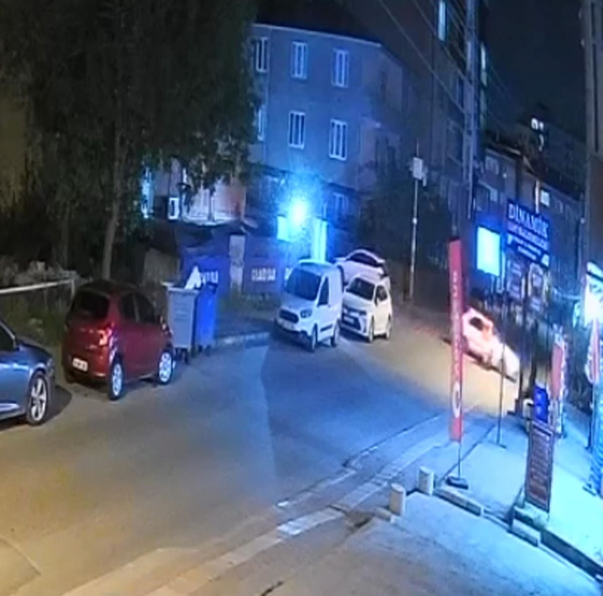 Otomobille çarpışan motosikletin sürücüsü yaralandı; kaza kamerada