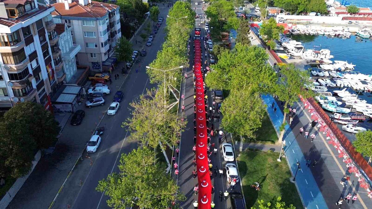 Tekirdağ'da dev bayrakla gençlik yürüyüşü