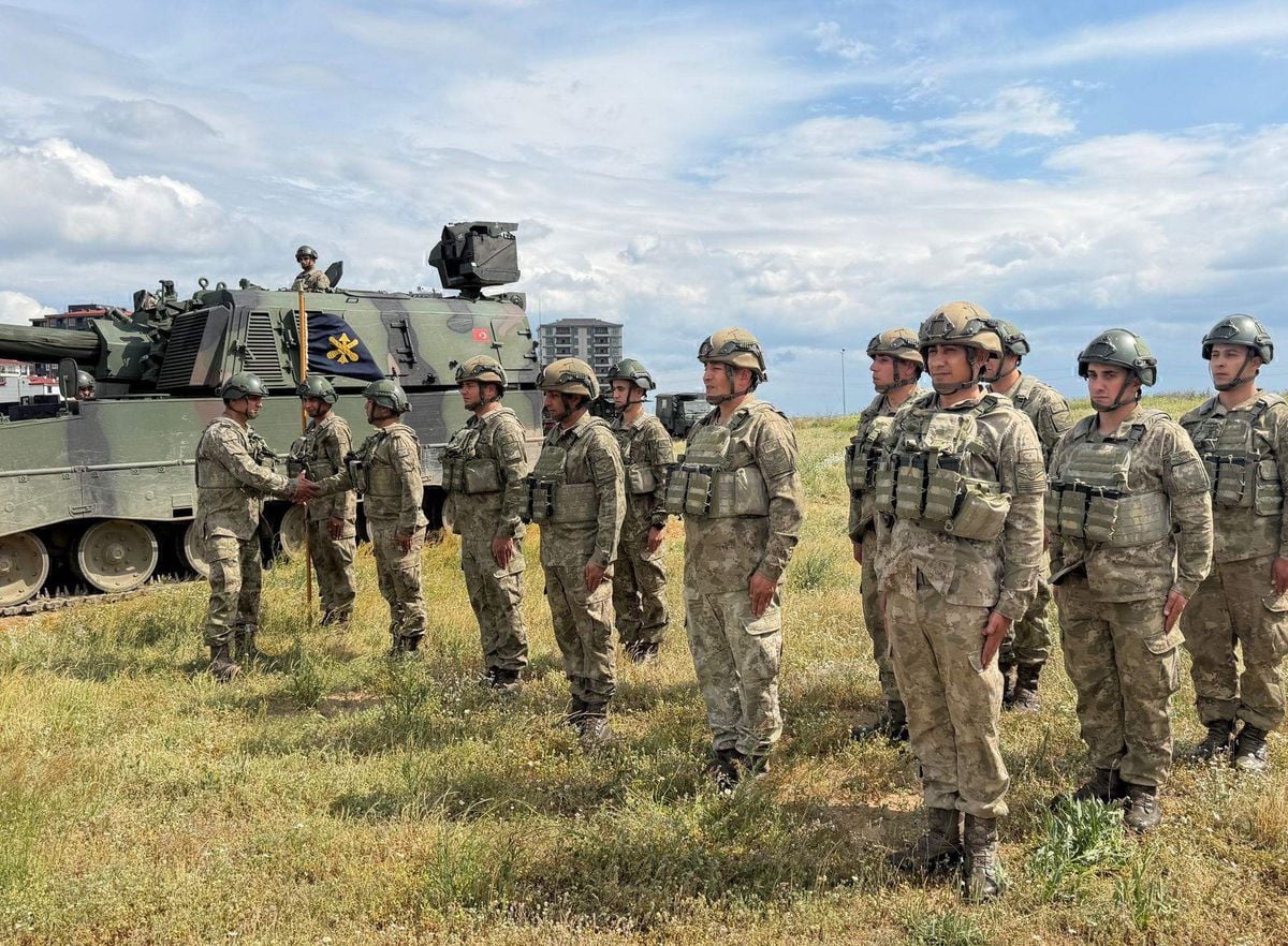 Bayramı kışlada karşılayan Mehmetçik, komutan ve silah arkadaşlarıyla bayramlaştı