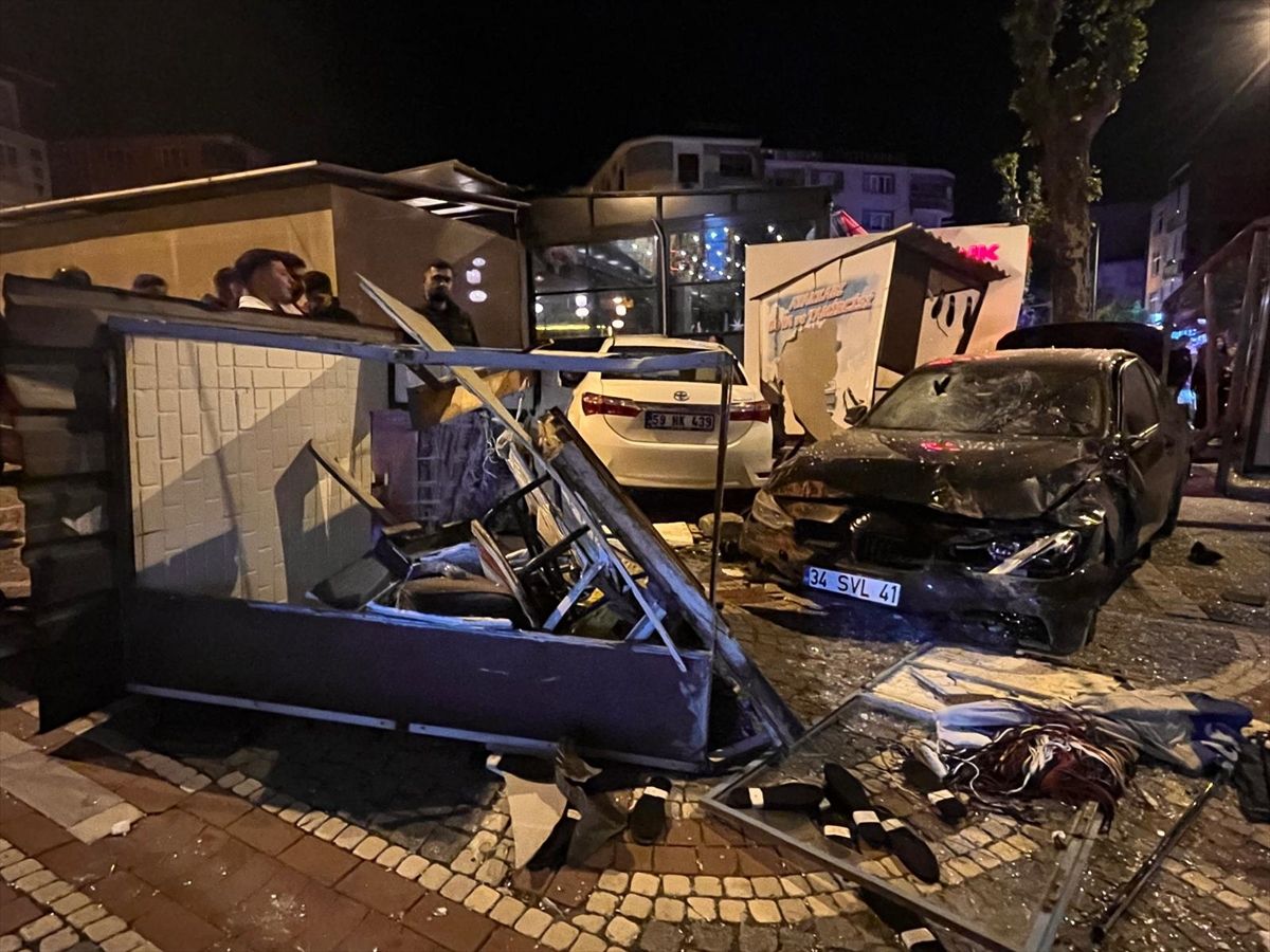 Tekirdağ'da otobüs durağına çarpan otomobildeki 3 kişi yaralandı