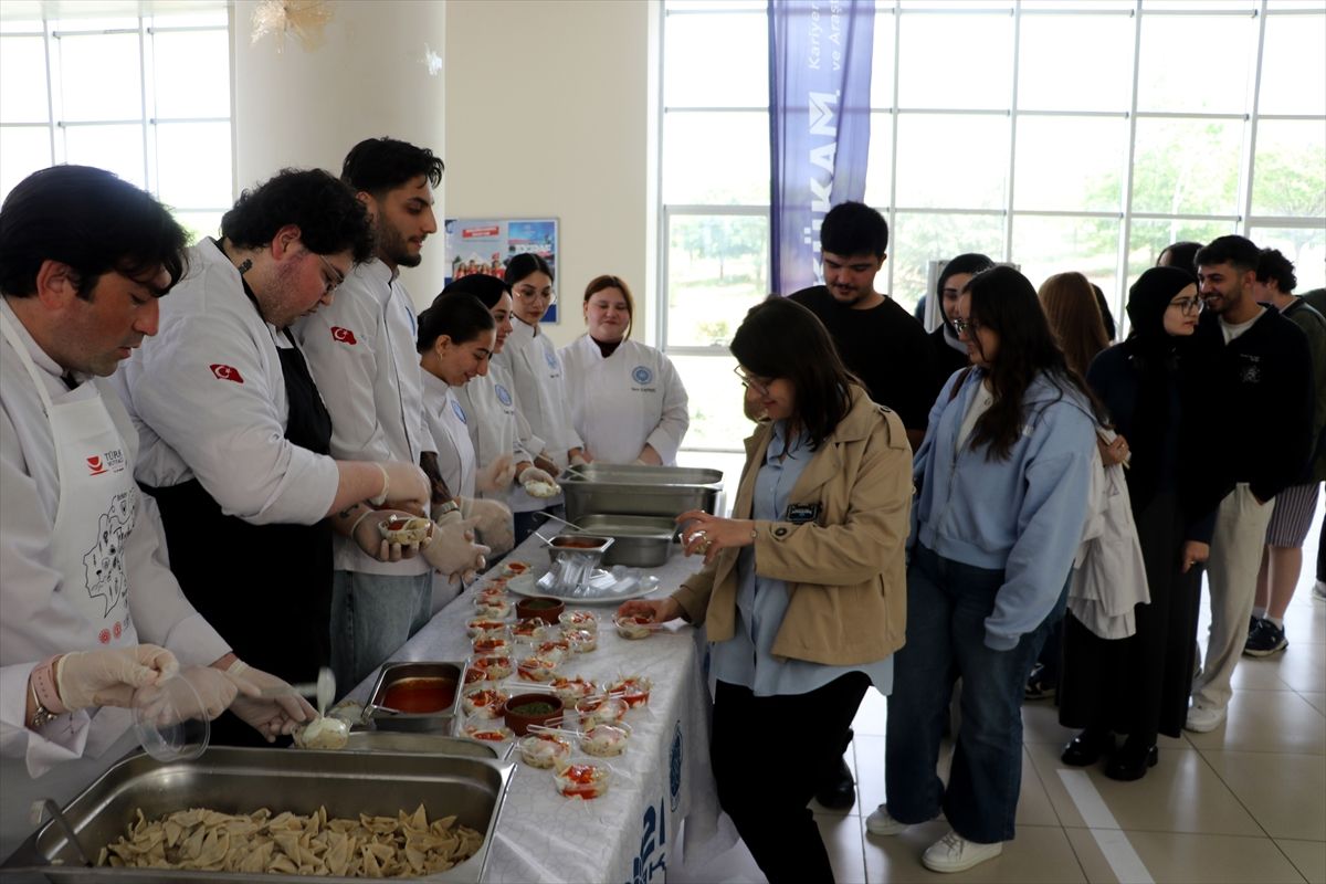 Tekirdağ'da üniversitelilere yöresel mantı ikramı