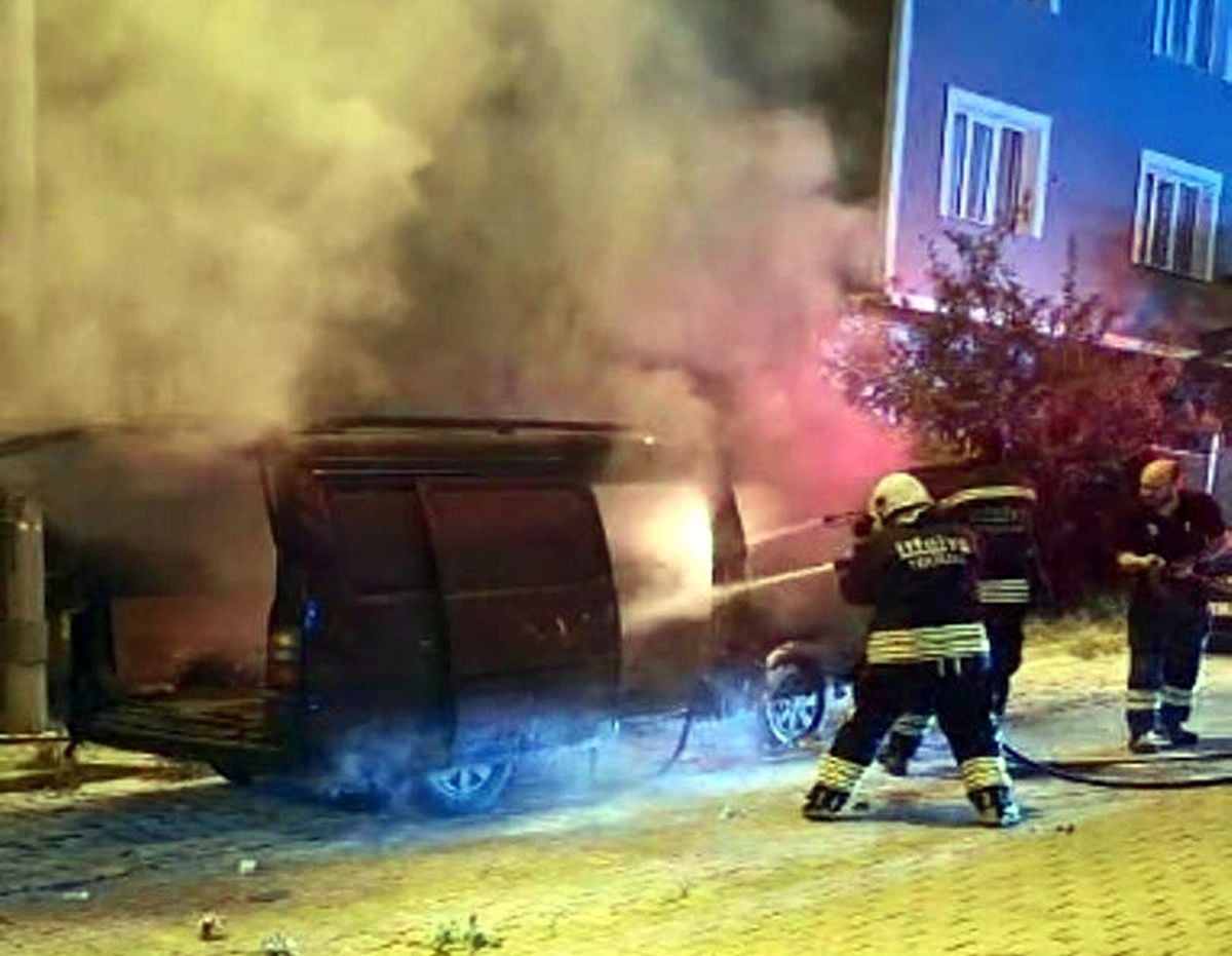 Park Halindeki Minibüs Alev Alev Yandı