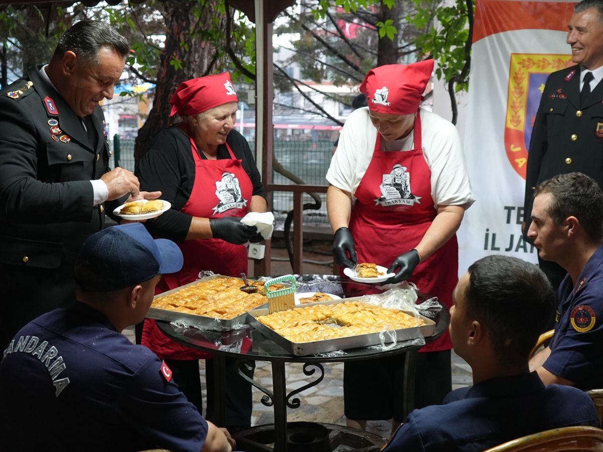 Tekirdağ'da kadınların yaptığı baklavalar Mehmetçiğe ikram edildi
