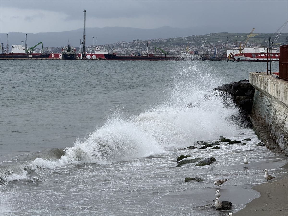 Tekirdağ'da poyraz deniz ulaşımını olumsuz etkiliyor