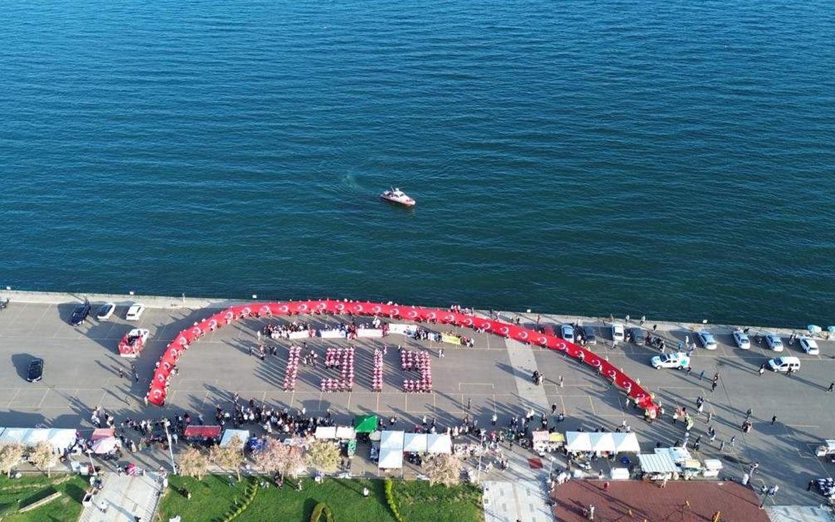 Tekirdağ'da 100 metre uzunluğundaki Türk bayrağıyla 'Gençlik Yürüyüşü'