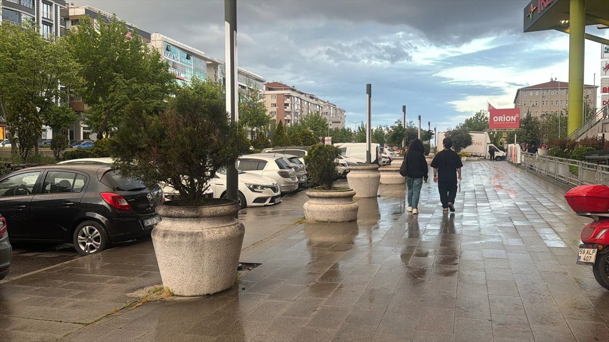 Çorlu'da sağanak hayatı olumsuz etkiledi