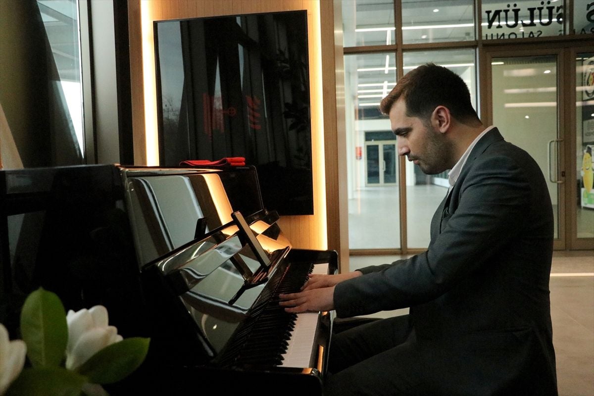 Otizmli genç piyano yeteneğini konservatuvara taşıdı