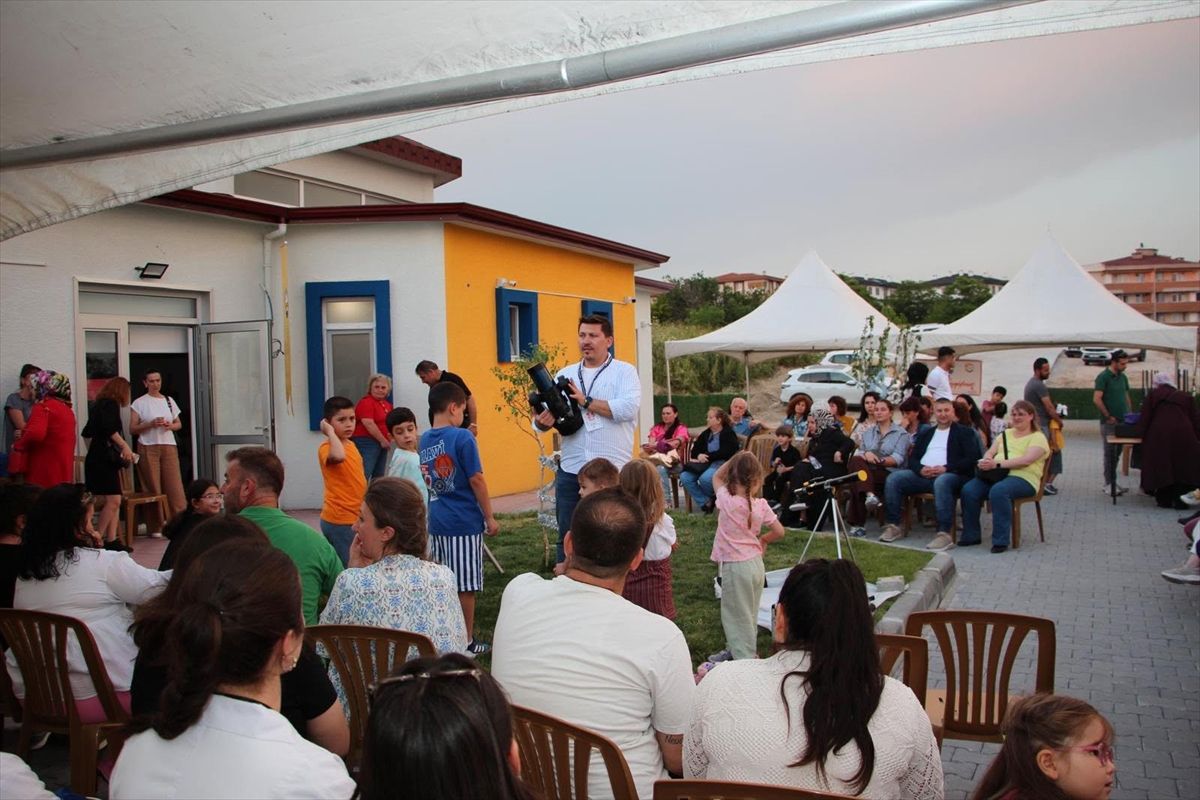 Trakya Üniversitesinde çocuklar teleskopla gökyüzünü gözlemledi