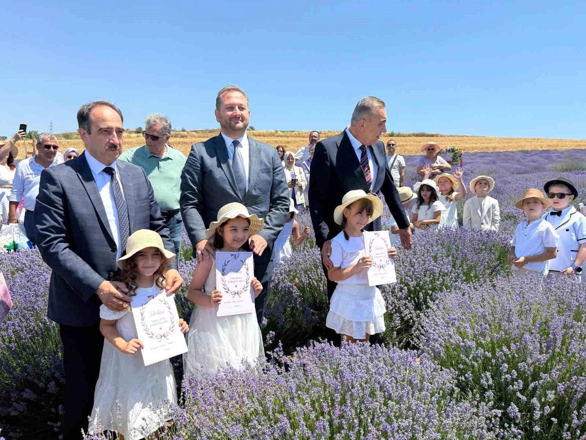Öğrenciler yıl sonu karnelerini lavanta tarlasında aldı