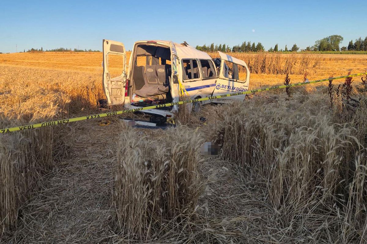 Silivri'de yolcu minibüsü tarlaya uçtu: 2 ölü, 10 yaralı