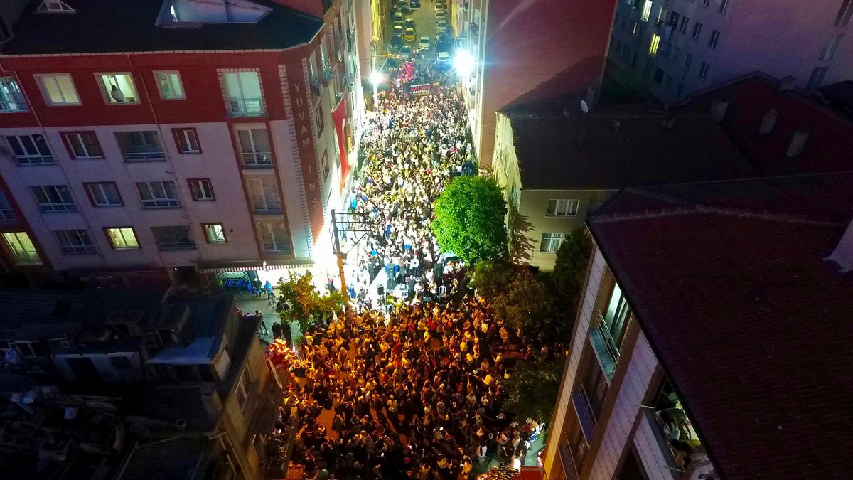 Tekirdağ'da şalvar gecesine yoğun ilgi; katılımcılar sokağa sığmadı