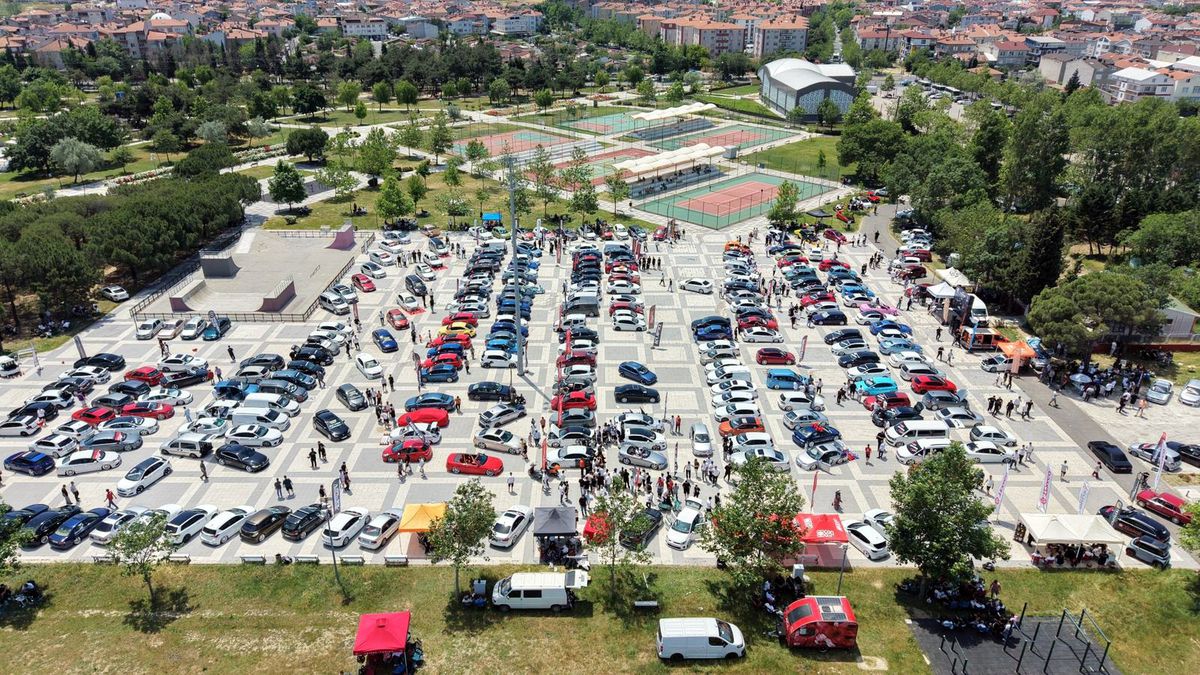 Tekirdağ'da, modifiye araç tutkunları bir araya geldi