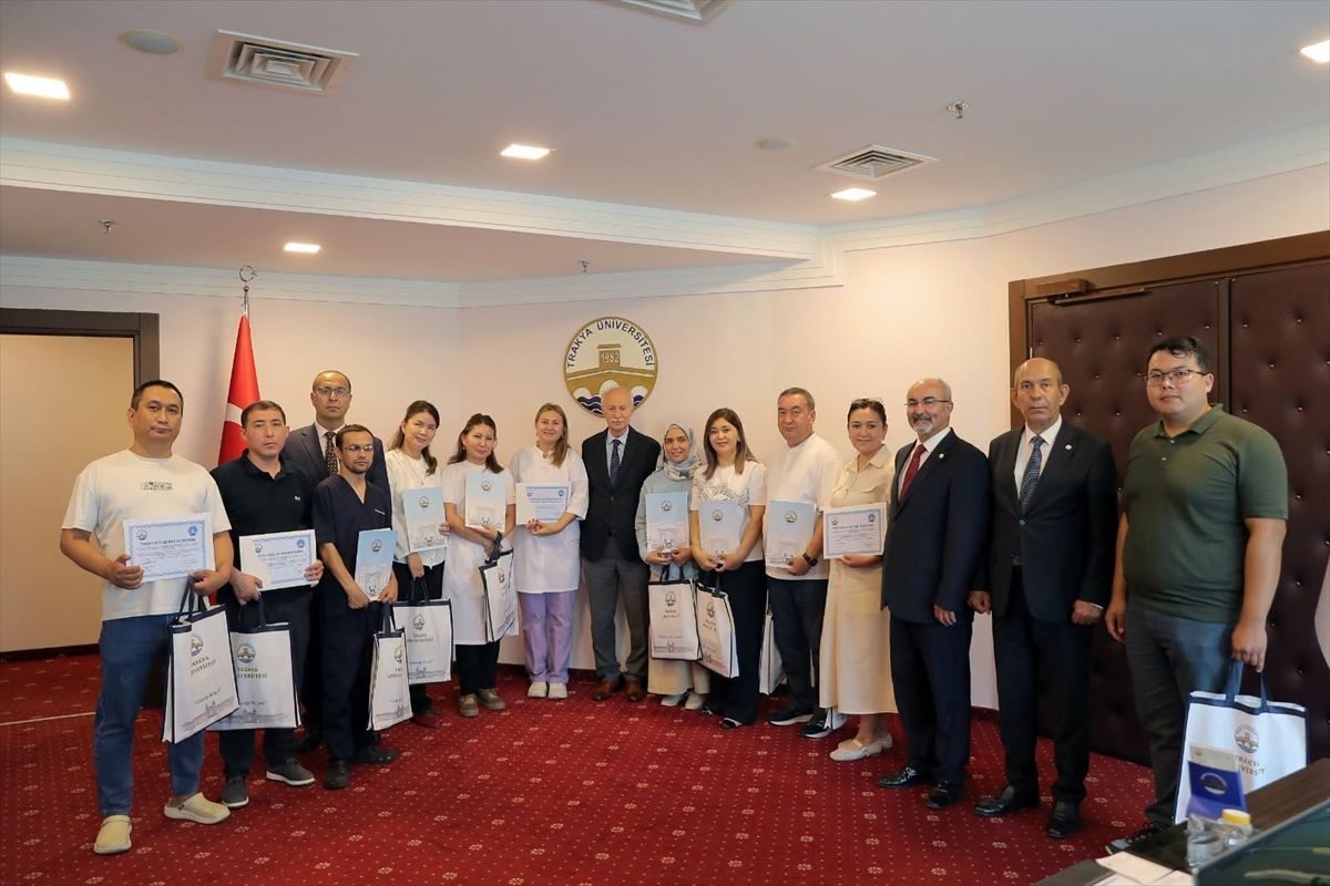 Kazakistanlı 11 uzman hekim Trakya Üniversitesindeki eğitim programını tamamladı