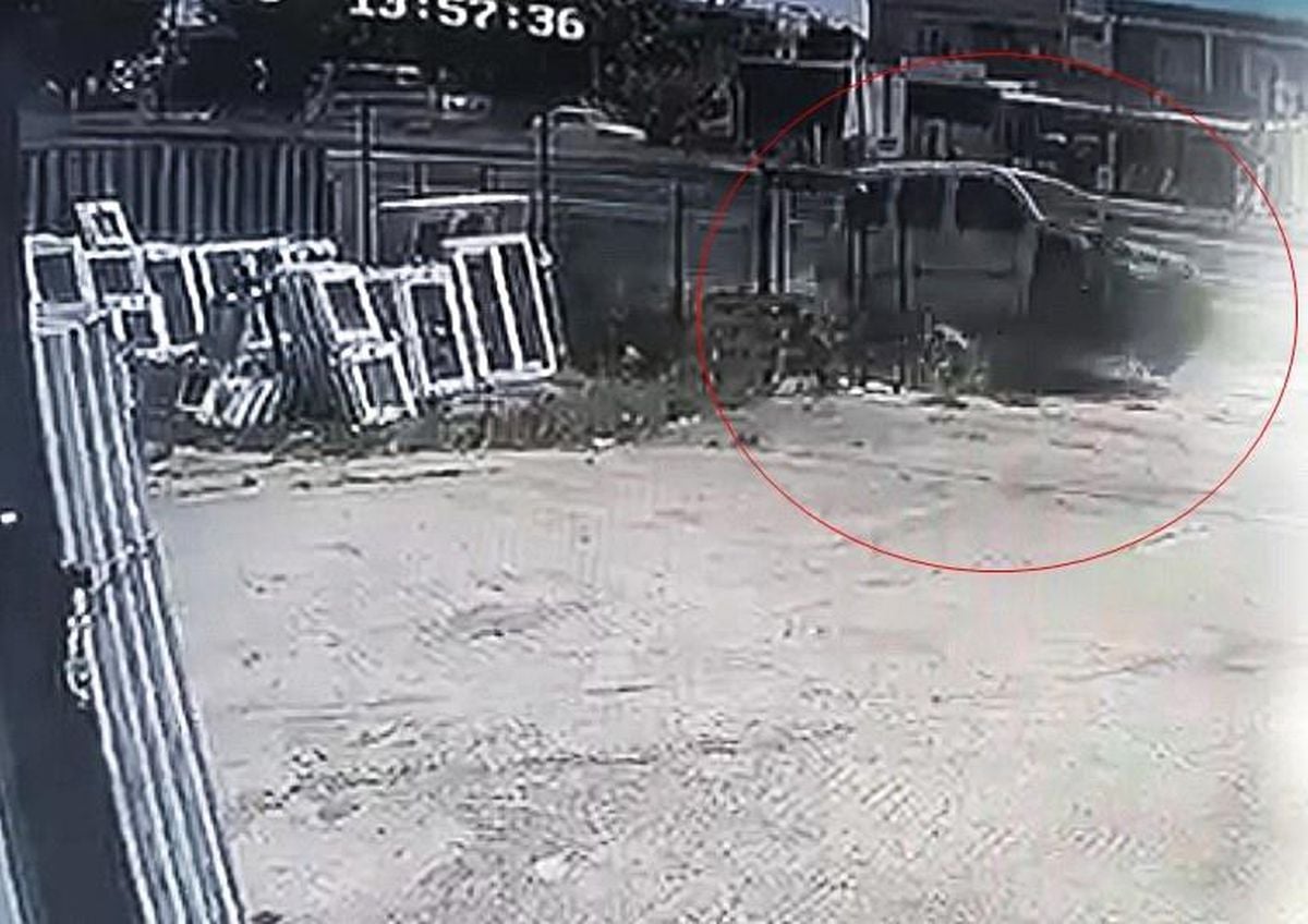Yoldan çıkan araç iş yerinin bahçesine daldı, sürücü yaralandı