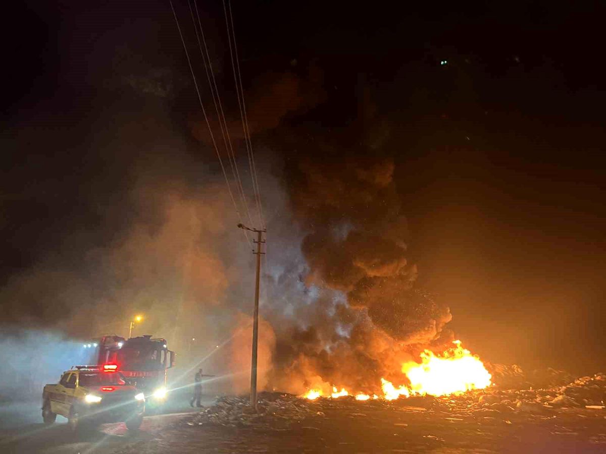 Tekirdağ'da atık döküm alanında yangın: Alevler geceyi aydınlattı