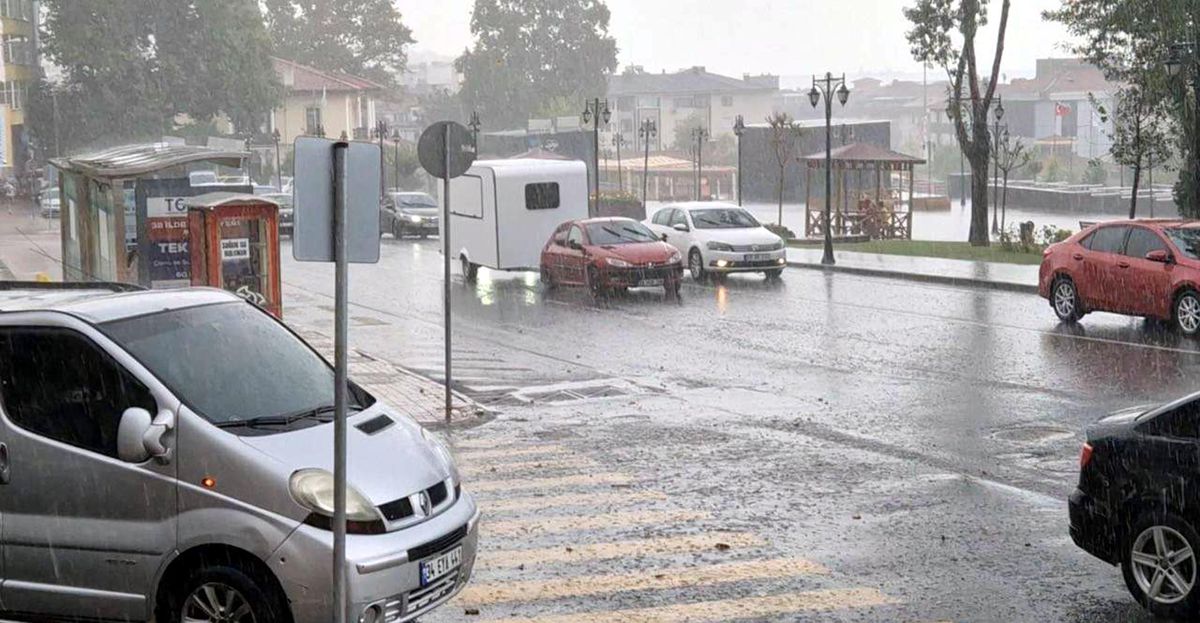 Tekirdağ’da aniden bastıran sağanak hayatı felç etti