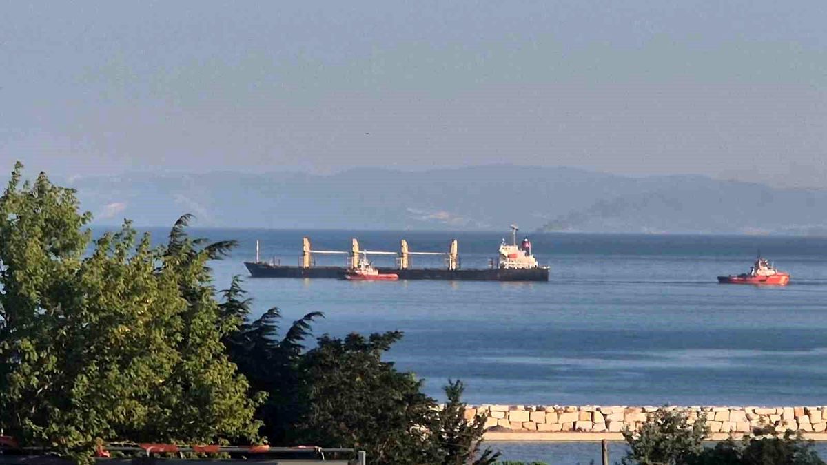 Tekirdağ açıklarında 4 gün önce karaya oturan çeltik yüklü gemi kurtarıldı