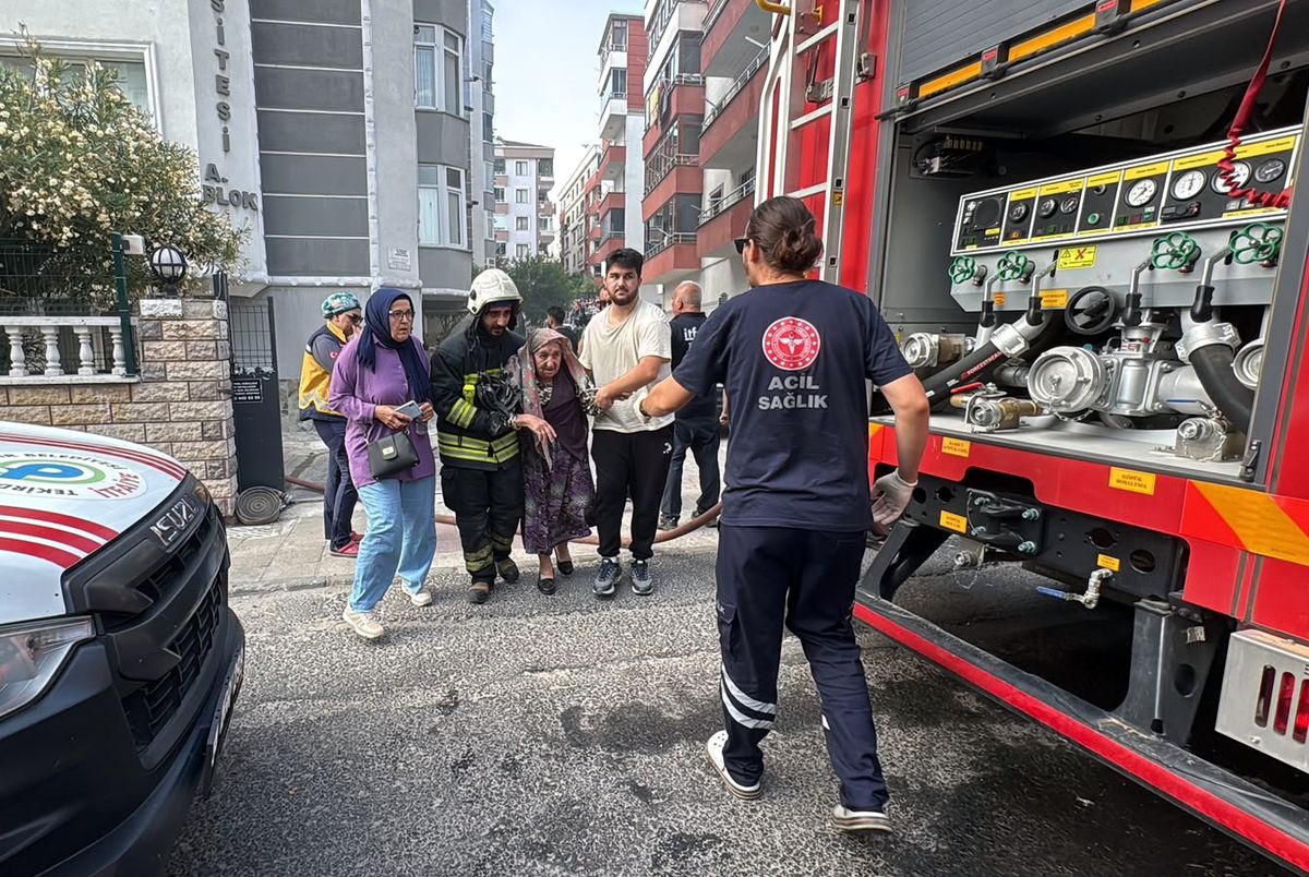 Apartmandaki yangında mahsur kalan kadını, itfaiye kurtardı