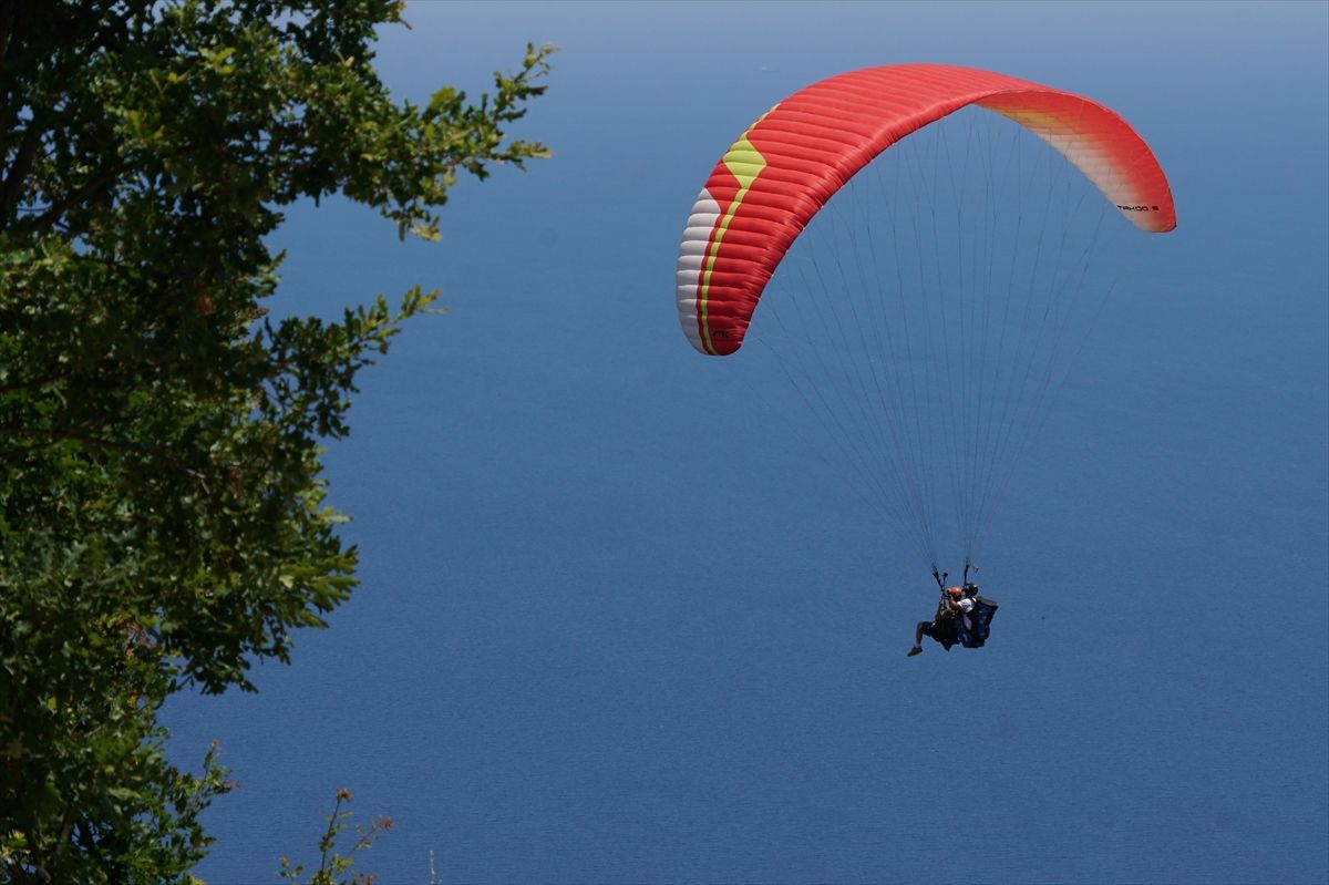 Yamaç paraşütüyle uçuş yapan adrenalin tutkunları Uçmakdere'de gökyüzüyle buluştu