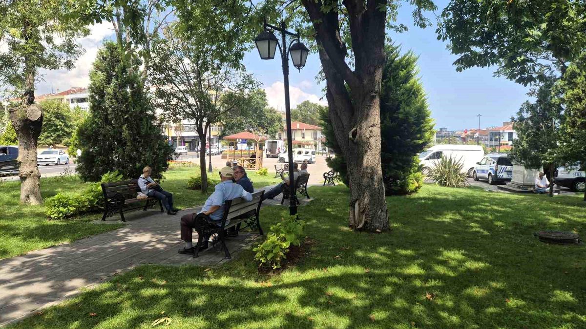 Tekirdağ'da sıcaktan bunalanlar gölgelik alanlara sığındı