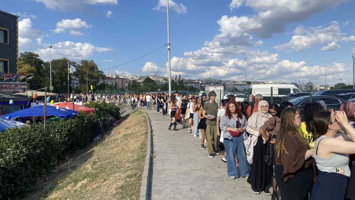 Ateez konseri öncesi Yenikapı'da uzun kuyruklar