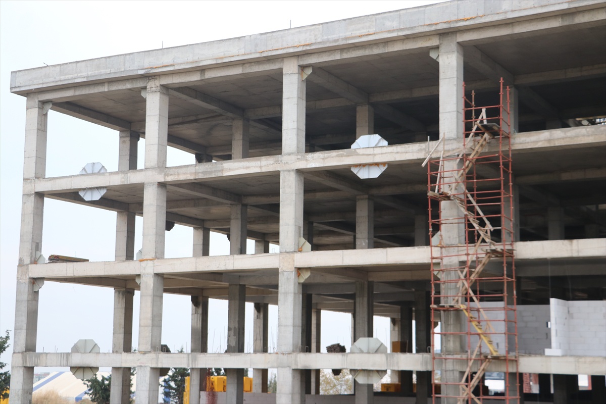 Tekirdağ NKÜ'nün onkoloji hastanesinde betonarme yapıya BRB sistemi uygulanıyor