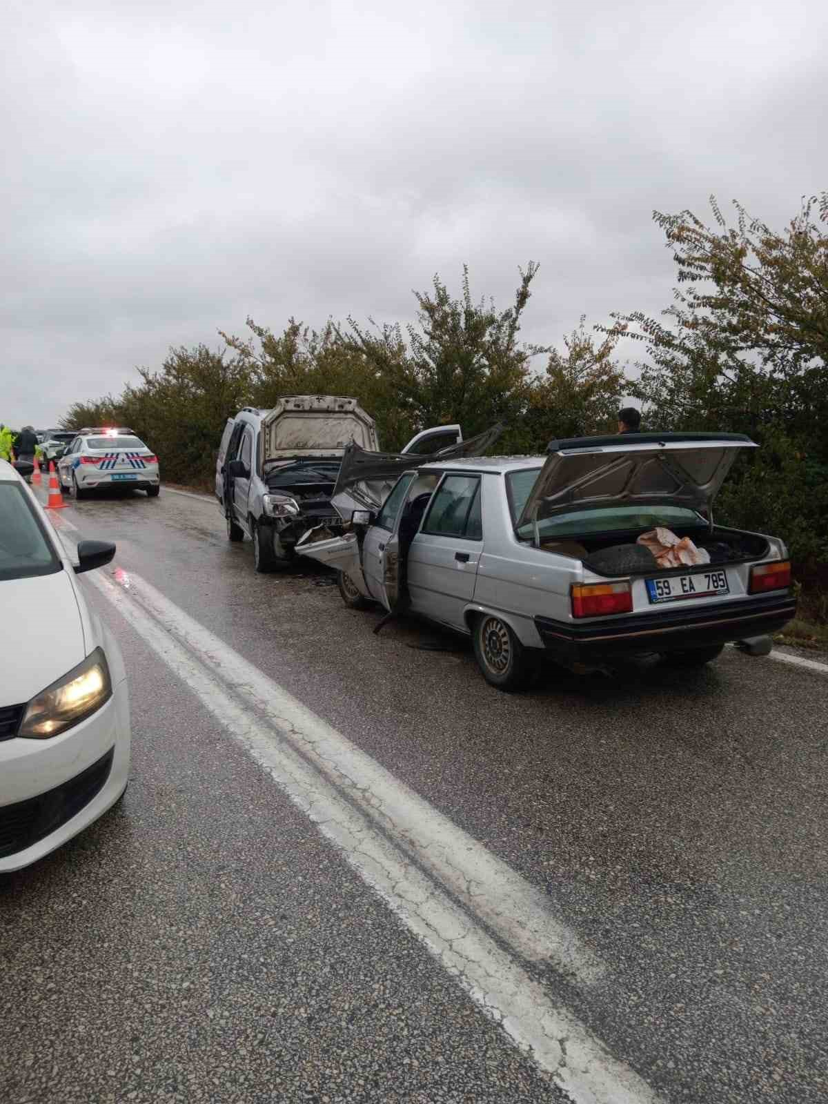Tekirdağ'ın Şarköy ilçesinde iki araç çarpıştı, 2'si çocuk 7 kişi yaralandı